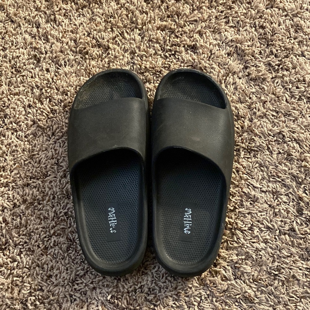 Women’s Mad Love slides size 6
